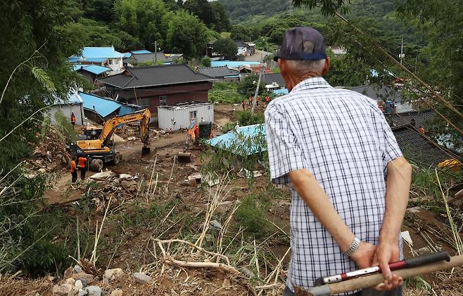 21일 경남 산청군 산청군 산청읍 모고마을 주민이 실종자 수색작업을 바라보고 있다. /뉴스1