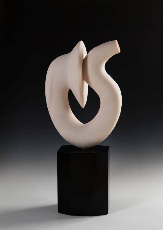 김태호 '마주보기', 2016, 74.5×32.5×19.5㎝, 대리석, 대전시립미술관 제공