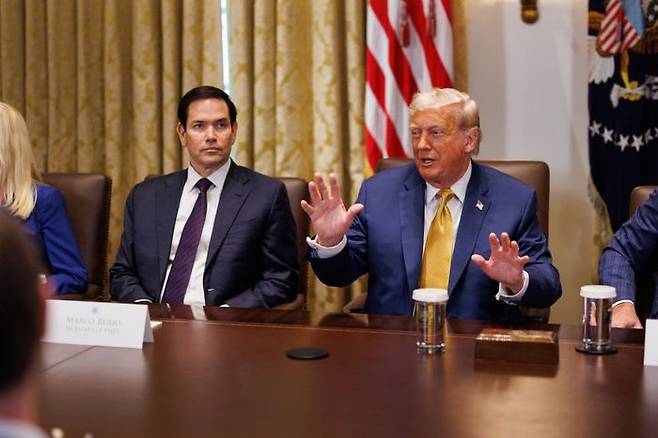 도널드 트럼프 미국 대통령과 마르코 루비오 미 국무장관이 8일(현지시각) 미국 워싱턴DC백악관 내각실에서 열린 내각 회의에 참석해 있다.ⓒ연합뉴스
