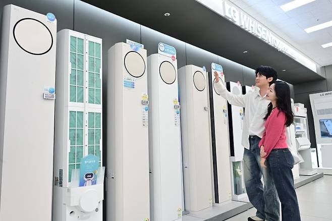 ThinQ 26℃ 챌린지: LG전자가 한국에너지공단과 함께 이달 15일부터 9월 30일까지 에어컨 희망 온도를 여름철 적정 냉방 온도인 26도로 설정하도록 장려하는『ThinQ 26℃ 챌린지』를 진행한다. 모델들이 LG 휘센 에어컨을 체험하고 있다.ⓒLG전자