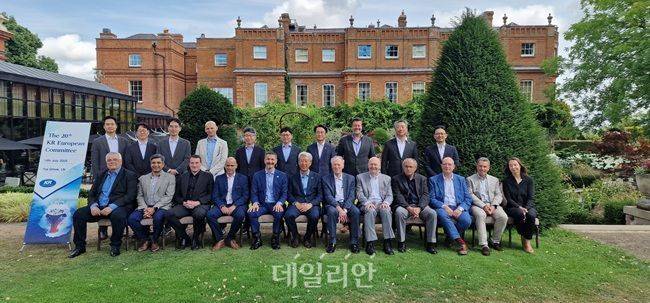 영국 런던에서 개최된 제20차 유럽위원회에서 KR 이형철 회장(앞줄 왼쪽에서 여섯 번째)과 유럽위원회 회원들이 기념사진을 촬영하고 있다. ⓒ한국선급