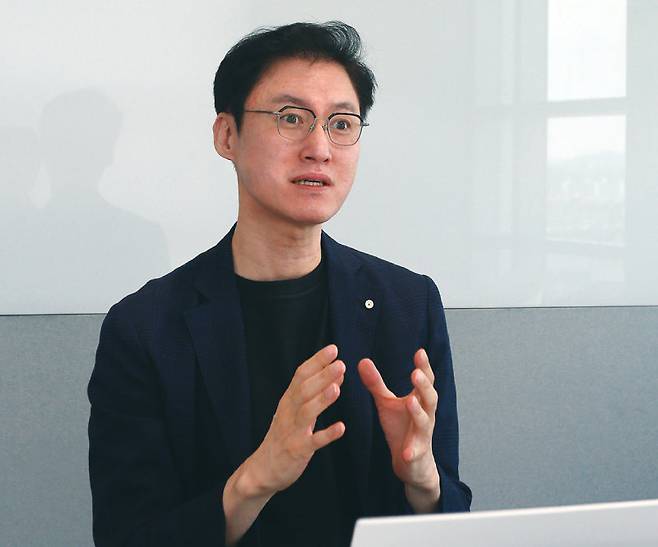 야놀자는 잇단 스몰딜로 글로벌 여행업계 B2B 시장의 서비스와 이해관계자들에 대한 이해도를 높였다. 여기서 쌓은 경험과 네트워크는 중간 규모 미들딜을 성공시키는 바탕이 되기도 했다. 야놀자에서 굵직한 인수합병(M&A)을 진두 지휘하며 사업 영역을 넓히는 데 기여한 최찬석 야놀자 최고투자책임자(CIO). 야놀자 제공