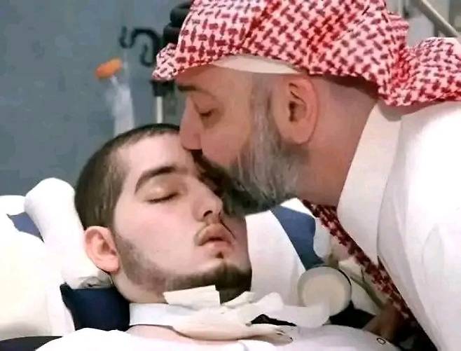 ‘ 잠자는 왕자’로 잘 알려진 왈리드 빈 칼리드 왕자와 20년 간 아들의 병상을 지킨 아버지 칼리드 빈 탈랄 알사우드 왕자.