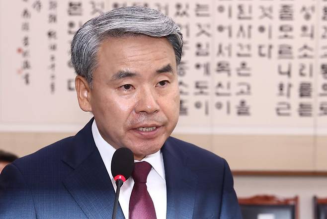 이종섭 전 국방부 장관이 지난해 6월 21일 오전 서울 여의도 국회에서 열린 법제사법위원회 전체회의 순직 해병 수사 방해 및 사건 은폐 등의 진상규명을 위한 특별검사의 임명 등에 관한 법률안 관련 입법청문회에서 증인 선서를 거부한다는 발언을 하고 있다. 뉴스1