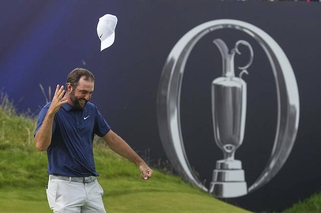 스코티 셰플러가 21일 디오픈 챔피언십 우승을 확정한 뒤 아내와 아들을 향해 걸어가면서 모자를 벗어 던지고 있다. 포트러시=AP 뉴시스