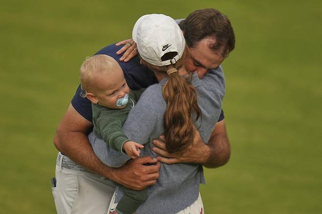 우승을 확정한 뒤 아내, 아들과 포옹하는 스코티 셰플러. 포트러시=AP 뉴시스