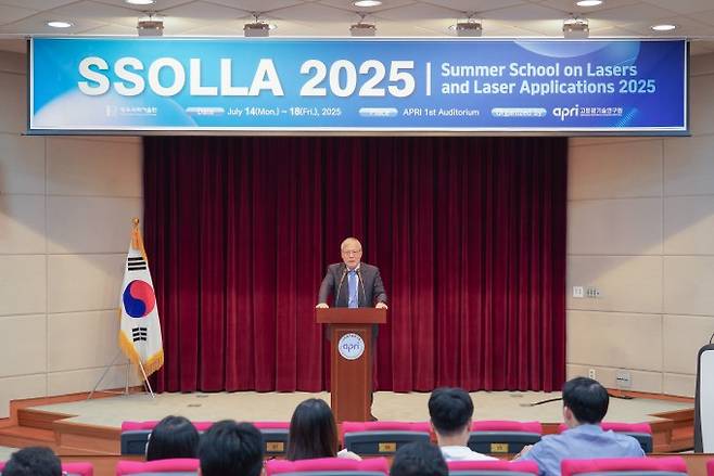 고도경 광주과학기술원(GIST) 고등광기술연구원장이&nbsp;‘레이저·광기술 여름학교(SSOLLA) 2025’ 행사에서 환영사를 하고 있다. GIST 제공