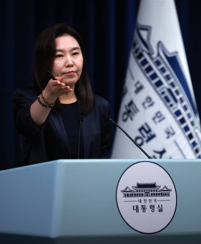 강유정 대통령실 대변인이 21일 서울 용산 대통령실 청사에서 현안 브리핑을 마친 뒤 취재진 질문을 받고 있다. 연합뉴스