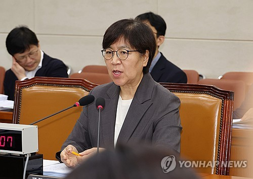 정은경 보건복지부 장관 후보자가 지난 18일 국회 보건복지위원회에서 열린 인사청문회에서 의원 질의에 답변하고 있다. [연합뉴스]