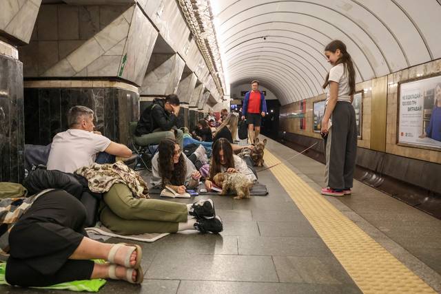 우크라이나 수도 키이우의 지하철역에 주민들이 대피해 있습니다. 한 소녀가 데리고 온 반려견이 코를 책에 대고 냄새를 맡자 사람들의 얼굴에 미소가 피어났습니다. 로이터 연합뉴스