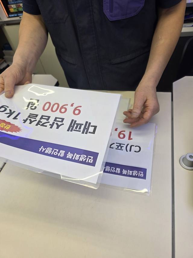 21일 서울의 한 편의점 점주가 ‘민생회복 소비쿠폰’ 연계 할인 상품을 홍보하기 위한 표지를 준비하고 있다. 사진= 김수연기자newsnews@