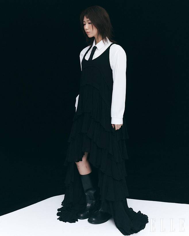 드레스는 allsaints . 부츠는 Zara. 셔츠와 타이는 모두 스타일리스트 소장품.