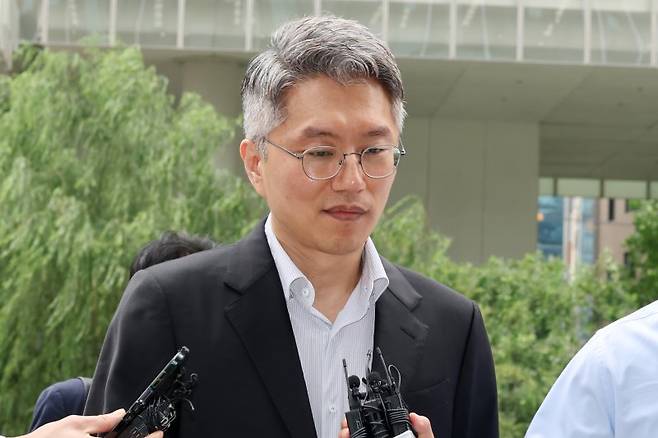 '집사 게이트 의혹'을 받는 류긍선 카카오모빌리티 대표가 21일 서울 종로구 KT광화문빌딩에 마련된 김건희 여사 관련 의혹을 수사 중인 민중기 특별검사팀 사무실에 출석하고 있다. 집사 게이트 의혹은 김 여사의 집사로 불린 김모씨가 2023년 자신이 설립에 관여한 렌터카 업체 IMS가 부실기업임에도 김 여사와의 관계를 토대로 카카오모빌리티 등으로부터 180억여원을 부정하게 투자받았다는 의혹이다. 사진=연합 지면화상