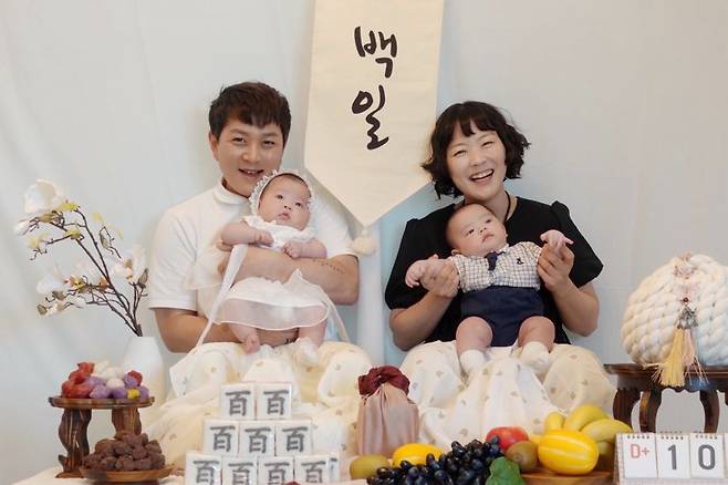 지난 16일 '서울베이비엠베서더'로 선정된 '루나앤솔' 가족사진. 서울시 제공