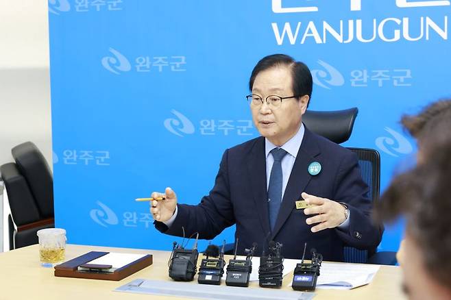 유희태 전북 완주군수가 21일 군청에서 기자회견을 열고 완주-전주 통합을 위한 토론에 대한 의견을 밝혔다. 완주군 제공