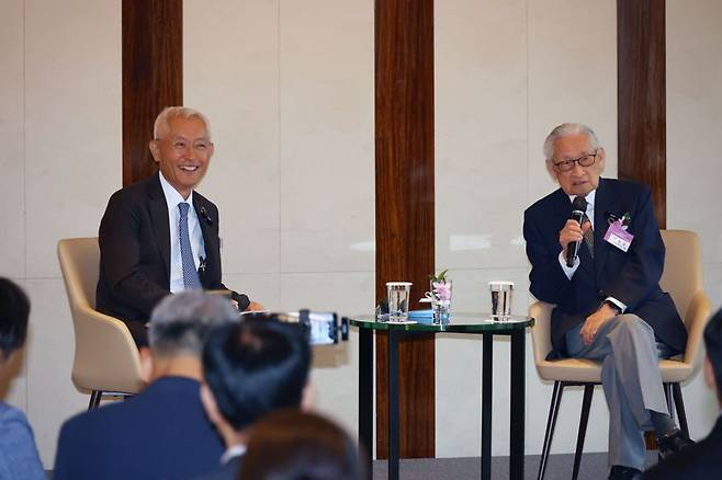 서울대학교 자연과학대학 SPARC 총동창회 주최 제1회 학술문화포럼이 21일 서울 중구 웨스틴조선 호텔에서 열렸다. 조완규 전 서울대 총장(오른쪽)과 오종남 SPARC 명예주임교수가 토크 콘서트를 하고 있다. 사진=서동일 기자