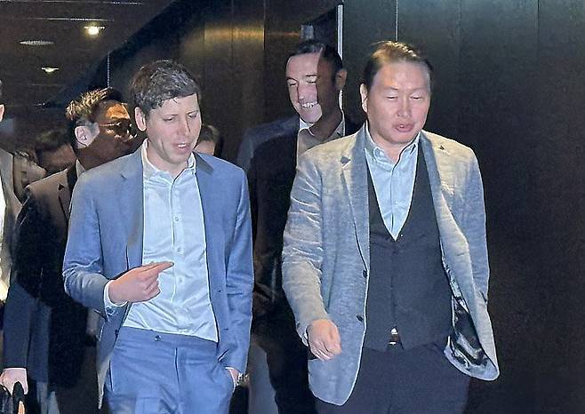 최태원 SK그룹 회장(오른쪽)과 샘 올트먼 오픈AI 최고경영자(CEO)가 지난 2월4일 서울 중구 플라자 호텔에서 회동을 마친 뒤 함께 이동하고 있다. 공동취재단