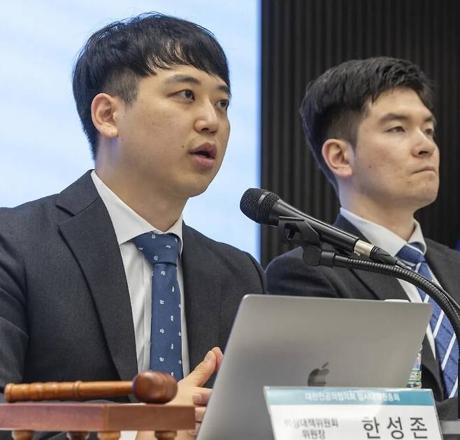 한성존 대한전공의협의회 비상대책위원장(왼쪽)이 19일 서울 용산구 대한의사협회 대강당에서 열린 전공의협의회 임시대의원 총회에서 인사말을 하고 있다. 연합뉴스