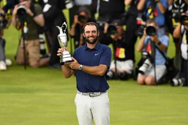 스코티 셰플러가 21일(한국시각) 영국 북아일랜드 포트러시의 로열 포트러시 골프클럽에서 열린 디오픈에서 우승한 뒤 기뻐하고 있다. 포트러시/EPA 연합뉴스