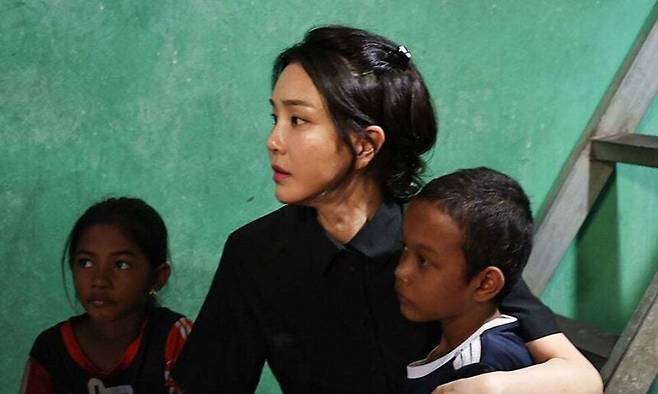 김건희 여사가 2022년 11월12일 캄보디아 프놈펜에서 심장질환을 앓는 어린이의 집을 방문해 가족들을 위로하고 있다. 이 일정은 취재진 없이 비공개로 진행해 대통령실이 제공한 사진만 있다. 대통령실 제공