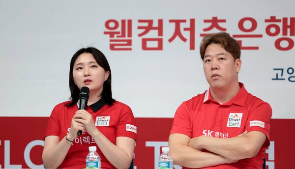 에스케이(SK)렌터카의 강지은과 강동궁이 21일 열린 2025~2026 PBA 팀리그 미디어데이에서 출사표를 밝히고 있다. PBA 제공