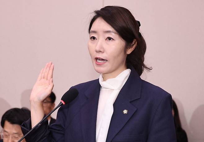 강선우 여성가족부장관 후보자가 14일 국회에서 열린 인사청문회에서 선서하고 있다. 윤운식 선임기자 yws@hani.co.kr