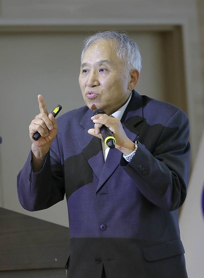 28일 오후 서울 영등포구 여의도 국회 의원회관에서 열린 ‘을축년 대홍수 100년’ 토론회에서 발표하는 김승 세계기상기구 전 아시아 수문자문관. 한국하천협회.