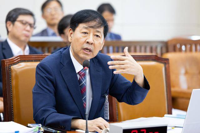 구윤철 부총리 겸 기획재정부 장관이 후보자 신분이었던 17일 서울 여의도 국회 기획재정위원회에서 열린 인사청문회에서 의원 질의에 답하고 있다. 뉴스1