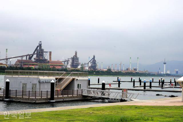 경북 포항시가 100억 원을 들여 남구 송도동에 설치한 보트 정박 시설 '형산강 마리나 계류장'. 2023년 말 준공했지만 2년 가까이 개장하지 않고 있다. 포항=김정혜 기자