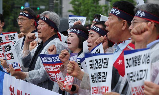 18일 서울 용산구 대통령실 앞에서 한국농축산연합회 등 농축산 단체 회원들이 한미 상호관세 협상 농축산물 개방 반대 구호를 외치고 있다. 연합뉴스