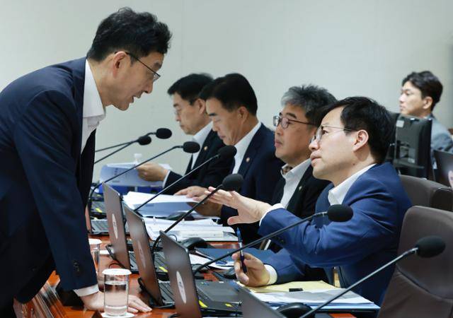 윤창렬(왼쪽) 국무조정실장과 여한구 산업통상자원부 통상교섭본부장이 15일 서울 용산 대통령실 청사에서 열린 국무회의에 참석해 회의 시작 전 논의하고 있다. 연합뉴스