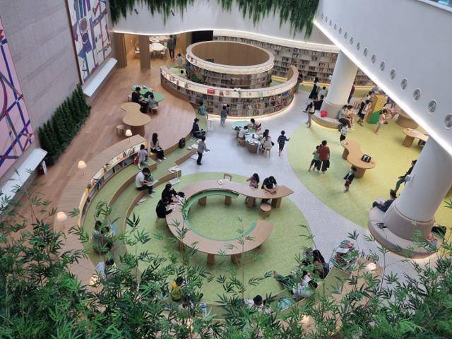 부산 연제구 부산시청 1층 로비에 설치된 부산형 어린이 복합문화시설 '들락날락' 전경. 아이들은 이곳에서 책을 읽고 무료로 다양한 체험 및 교육활동에 참여할 수 있다. 부산시 제공