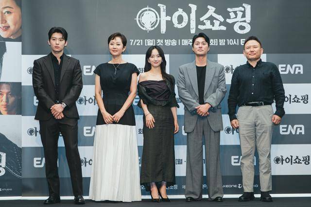 21일 서울 마포구에 위치한 상암 스탠포드호텔에서는 ENA '아이쇼핑' 제작발표회가 개최됐다. 행사에는 오기환 감독과 배우 염정아 원진아 최영준 김진영(덱스)이 참석했다. ENA 제공