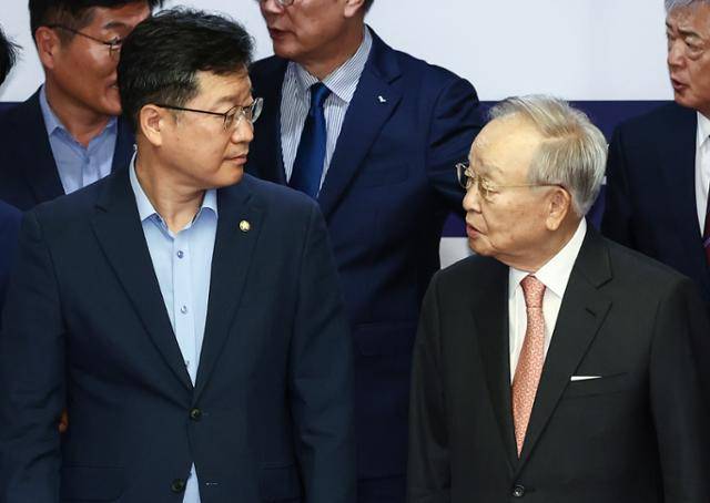 안호영(왼쪽) 국회 환경노동위원장과 손경식 한국경영자총협회장이 14일 서울 마포구 경총에서 열린 더불어민주당 환경노동위원회·경제6단체 노동정책 간담회에서 기념촬영에 앞서 대화하고 있다. 이날 경영계는 환노위 의원들에게 노란봉투법에 대한 우려 사항을 전했다. 뉴스1
