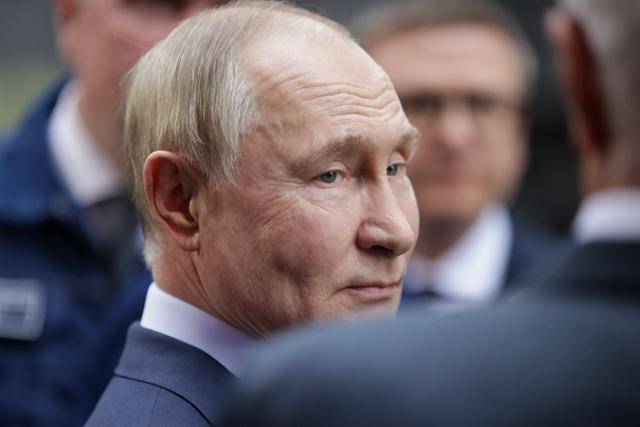 16일 MMK 마그니토고르스크 제철소를 방문힌 블라디미르 푸틴 러시아 대통령. 타스 연합뉴스