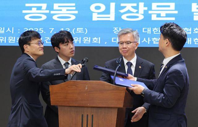 박주민 국회 보건복지위원장(왼쪽부터), 이선우 대한의과대학·의학전문대학원학생회 비상대책위원장, 김택우 대한의사협회장, 김영호 교육위원장이 지난 12일 서울 용산구 대한의사협회 회관에서 의과대학 교육 정상화를 위한 공동 성명서를 발표한 후 대화하고 있다. 뉴스1