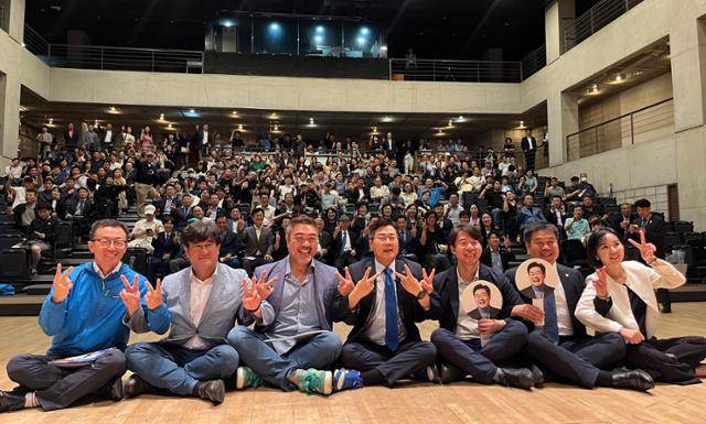 더불어민주당 당대표에 출마한 박찬대(가운데) 의원이 지난 16일 대전대 혜화문화관에서 당원들과 토크 콘서트를 가진 뒤 기념 촬영하고 있다. 대전=연합뉴스