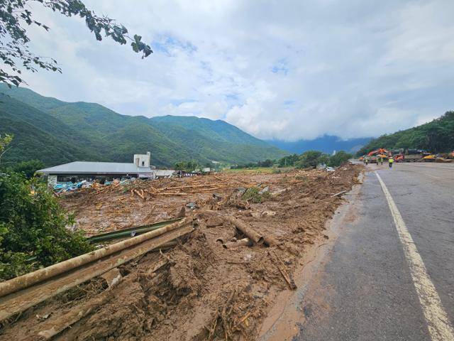 한 명이 실종된 경남 산청군 외송리의 사찰로 향하는 도로가 21일 토사에 매몰돼 있다. 산청=최현빈 기자
