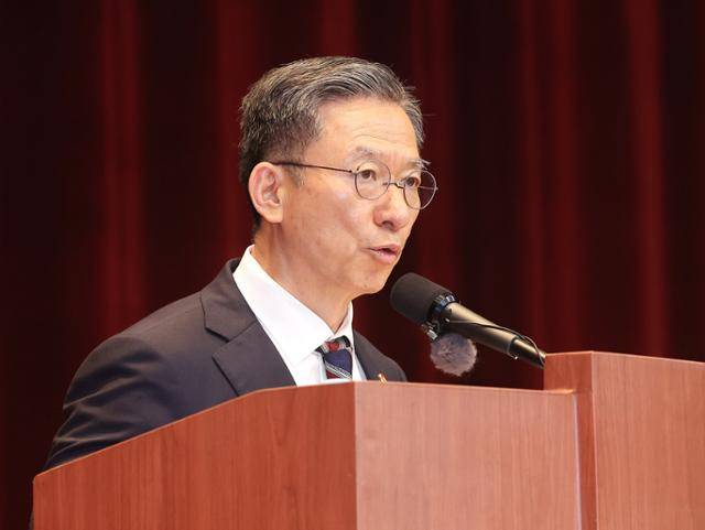 정성호 법무부 장관이 21일 정부과천청사에서 열린 취임식에서 취임사를 하고 있다. 연합뉴스