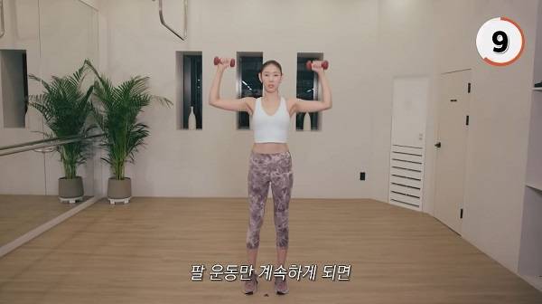 숄더 프레스를 하는 한혜진./사진=유튜브 채널 ‘한혜진’