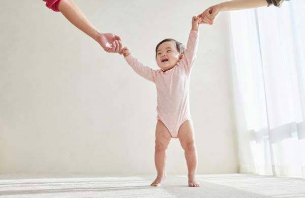 아이가 ‘발끝’으로 걷는다면 자폐증을 의심해 볼 수 있다./사진=게티이미지뱅크