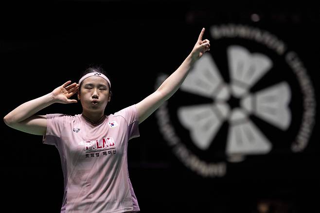 <yonhap photo-2872="">안세영의 플레이 스타일이 달라졌다. 랭킹 2위 왕즈이와의 결승전에서 42분 만에 승부를 끝낸 배경이다. 안세영이 더 높은 위치를 향해 나아가고 있다. South Korea?s An Se-young celebrates her victory against China's Wang Zhiyi during their women's singles final match on the final day of the Japan Open badminton tournament at Tokyo Gymnasium in Tokyo on July 20, 2025. (Photo by Yuichi YAMAZAKI / AFP)/2025-07-20 14:11:16/ <저작권자 ⓒ 1980-2025 ㈜연합뉴스. 무단 전재 재배포 금지, AI 학습 및 활용 금지></yonhap>
