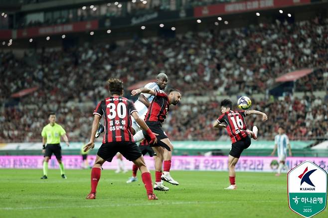 말컹이 서울 센터백 야잔과 경합하는 모습. 사진=프로축구연맹