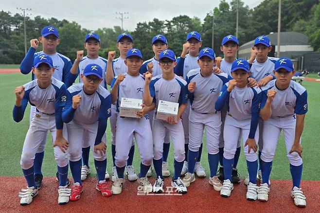 오는 27일 미국에서 열리는 U-13 리틀야구 월드시리즈에 참가하는 대표팀 선수들. 본지와 조아제약이 선정한 KBO리그 월간 MVP(3~4월 임찬규·5월 안현민)들이 기부한 조아 메모리부스터와 함께 세계 무대를 누빌 예정이다. 김포=윤승재 기자