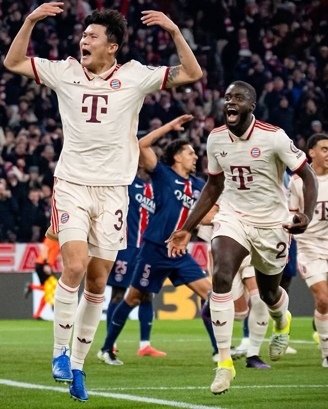 지난해 11월 PSG와의 2024~25 UCL 리그페이즈 경기서 득점 후 환호하는 김민재(왼쪽)와 우파메카노. 사진=뮌헨 SNS