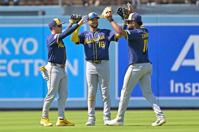 <yonhap photo-2118="">21일 LA 다저스 원정 경기를 승리로 장식한 밀워키 선수들이 기뻐하고 있다. [AFP=연합뉴스]</yonhap>
