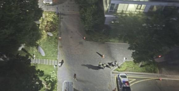 지난 20일 저녁 인천 연수구 송도동 모 아파트에서 총격 사고가 발생한 가운데 경찰과 소방 당국이 현장으로 출동한 모습 [사진=연합뉴스]