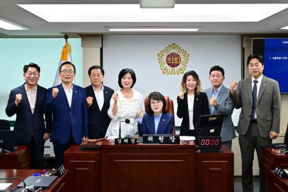 의료관광특별위원회 제1차 회의 단체사진. [사진=서울시의회]