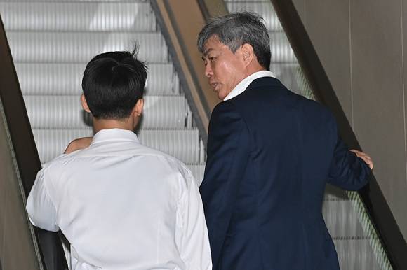 이종호 전 블랙펄인베스트 대표(오른쪽)가 21일 서울 종로구 KT광화문빌딩에 마련된 김건희 여사 관련 의혹을 수사 중인 민중기 특별검사팀 사무실에 출석하고 있다. 2025.7.21 [공동취재] [사진=연합뉴스]