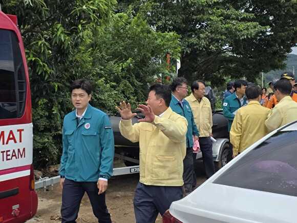 오늘 김용태 국회의원이 서태원 군수와 조종면 일대의 수해 현장을 보고 있다. [사진=가평군]